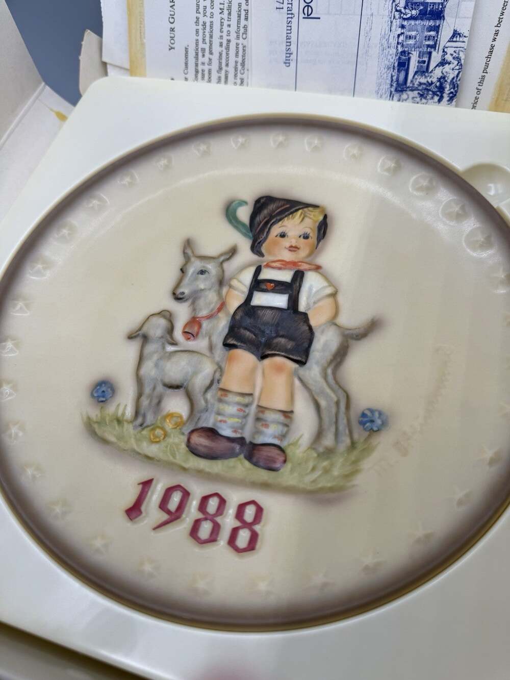 Goebel Hummel 1988 Annual Plate 18th Edition HUM 284 Goat Herder w/ Box